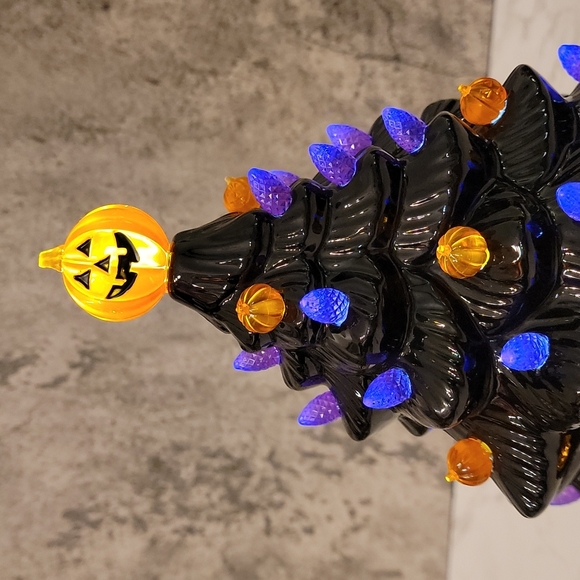 Halloween themed lighted Christmas tree Large - Picture 2 of 4